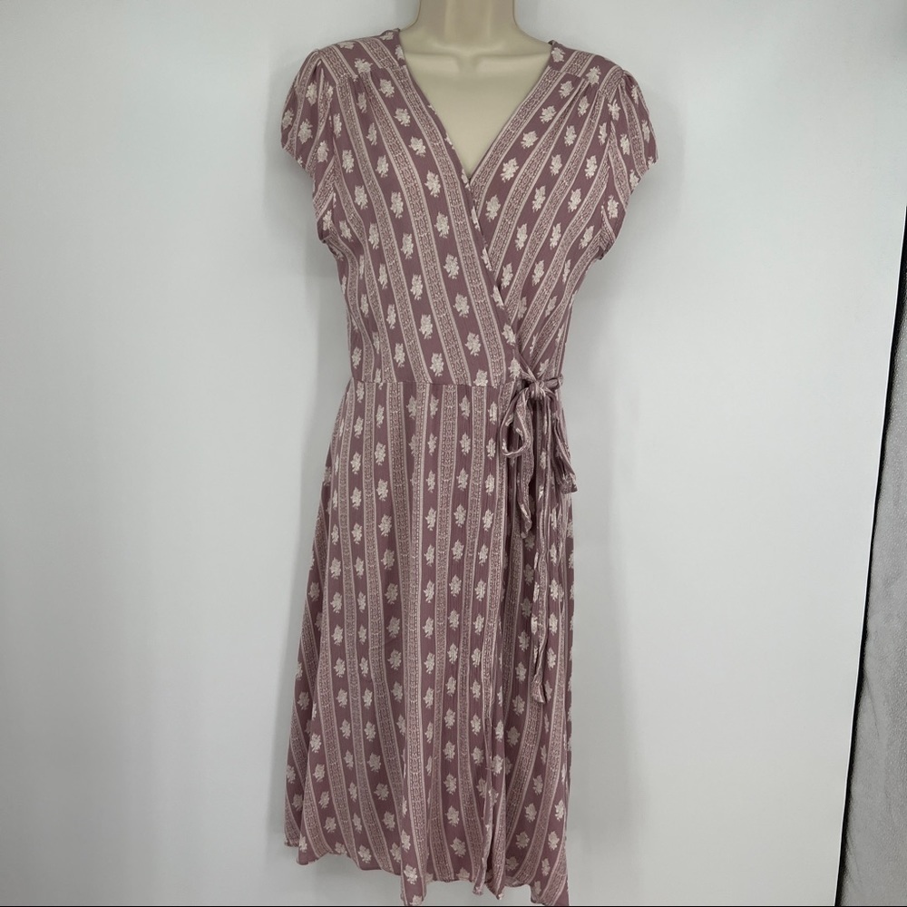 Le Lis Wrap Floral Side Tie V-Neckline Cap Sleeve Striped Mauve Midi Dress - Picture 2 of 13